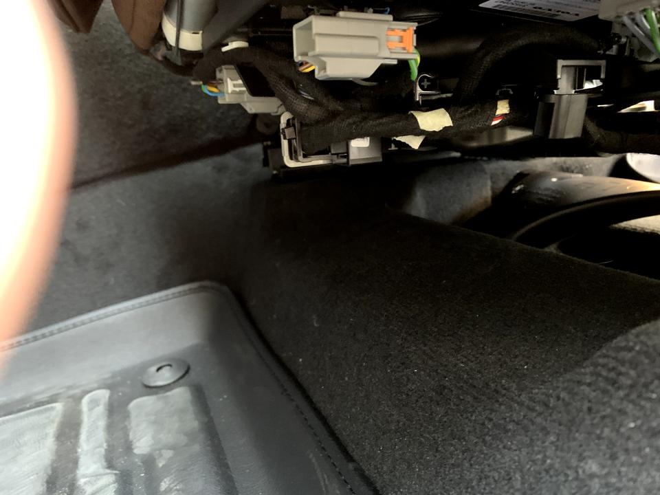 沃尔沃XC90 B6智雅 前排的座椅加热通风相关的电路线好丑，露在外面，请教一下有什么好的办法处理一下呢？看着有点膈应