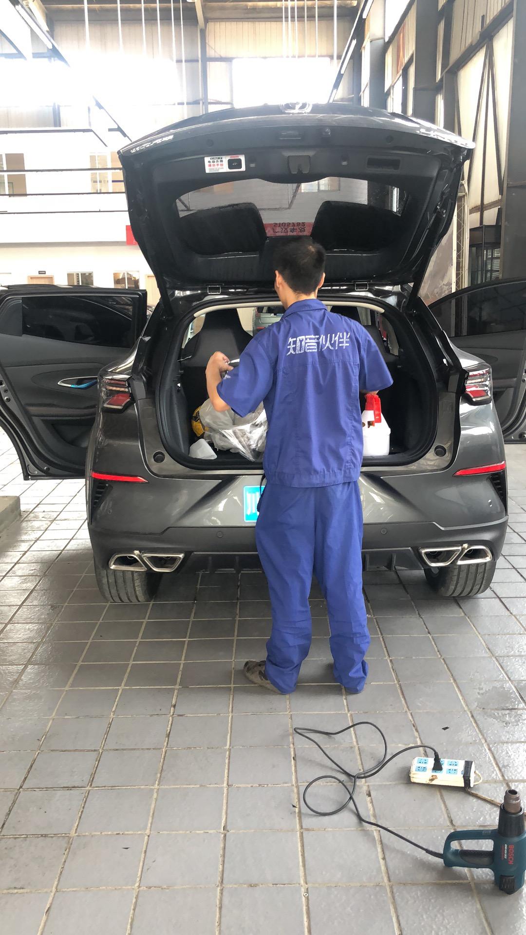长安UNI-T 弱弱的问一下小伙伴，为啥我每次停车后排左边车门里面开不开？需要外面打开？