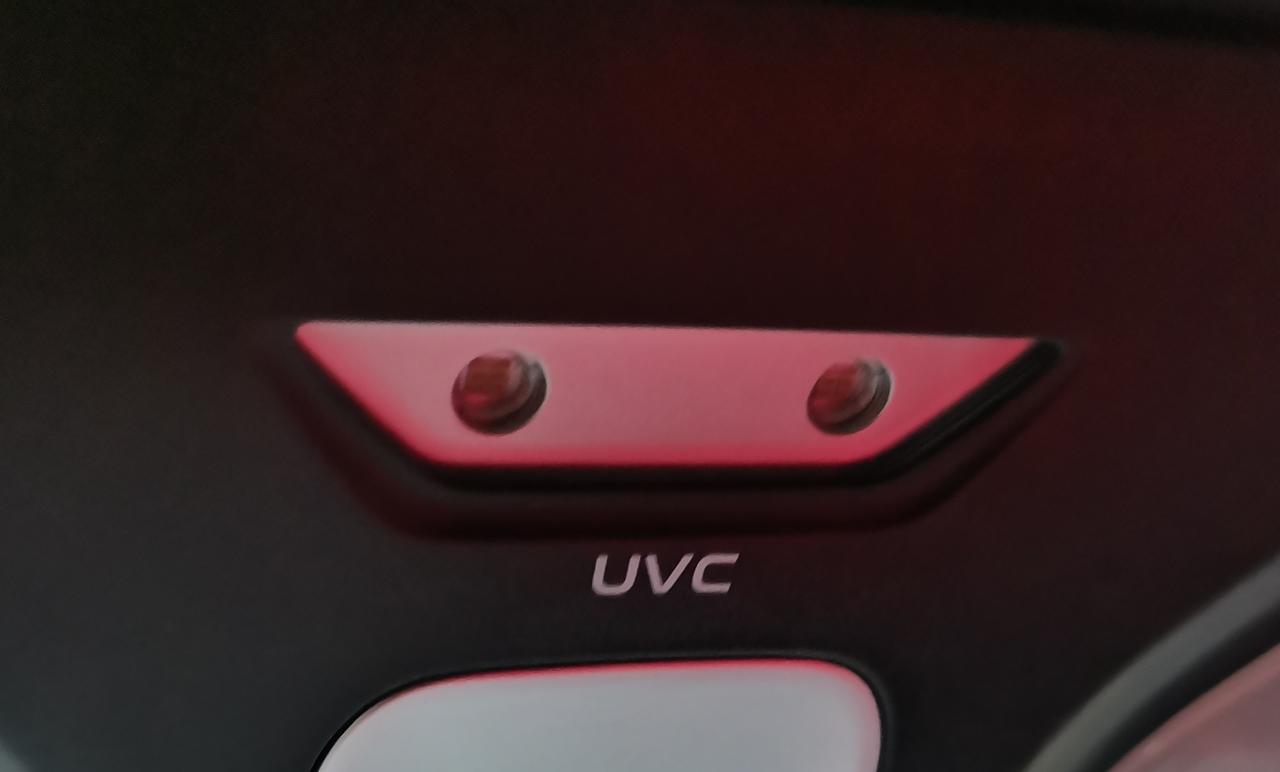长安UNI-T unit，图一是夜视灯旁边的，图二是后备箱上的打开里面有个黄色的小东西，这都是些啥啊