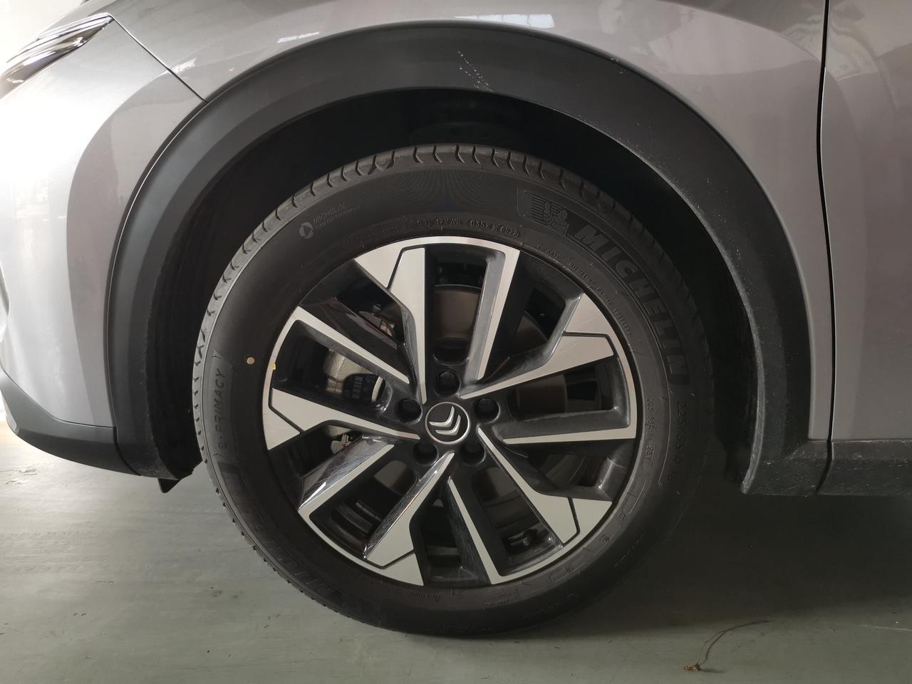 雪铁龙凡尔赛C5 X 2级车，18寸轮毂，提车两个月，才跑了1800公里，发现一个问题，高速上开启ACC巡航，长距离大弧