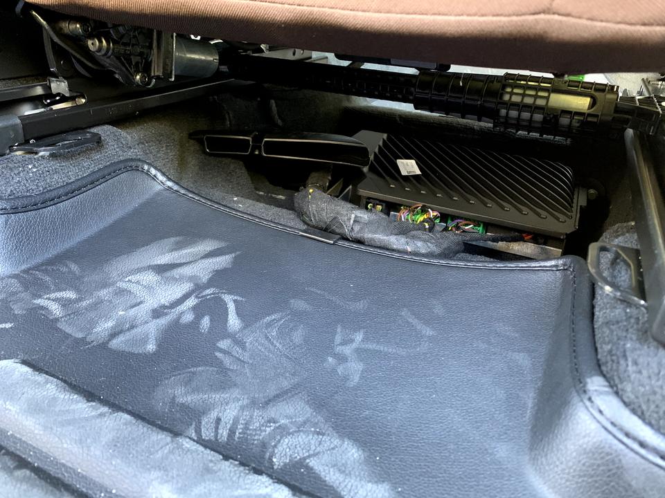 沃尔沃XC90 B6智雅 前排的座椅加热通风相关的电路线好丑，露在外面，请教一下有什么好的办法处理一下呢？看着有点膈应