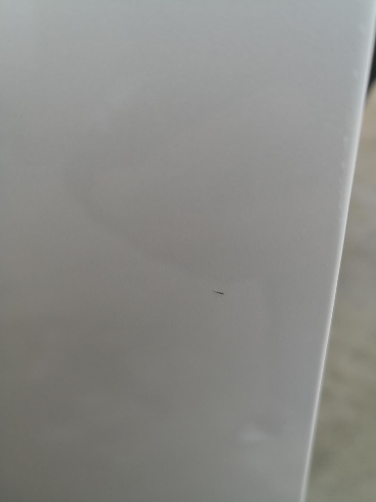 长安UNI-T 玻璃上的花点是不是石子蹦的，还有个是灯玻璃角也花了！那个黑点是我看到门上漆里面有个凸起，和细小的头发丝一