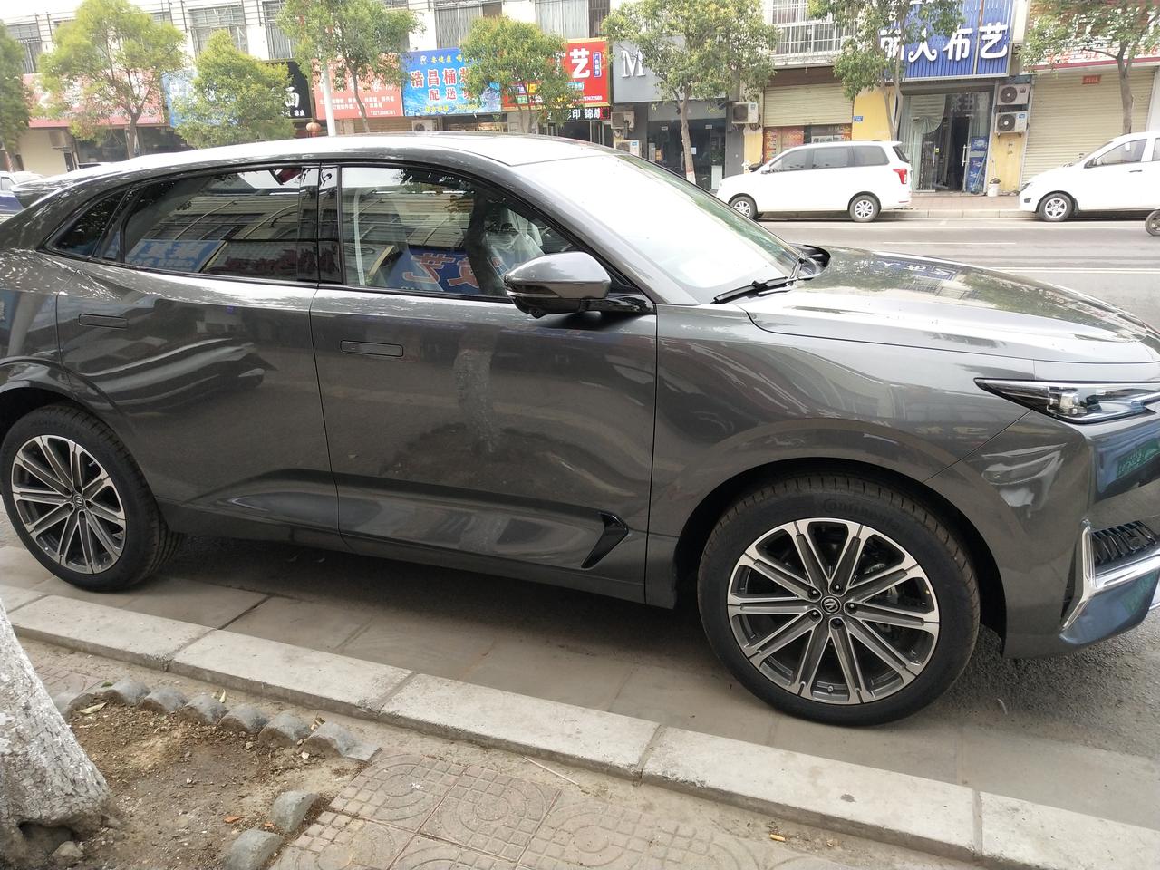 长安UNI-K 兄弟们，unik怎么把实时油耗和转速显示到仪表盘上，然后怎么开启前挡风玻璃除雾和后视镜加热。刚提车 新手