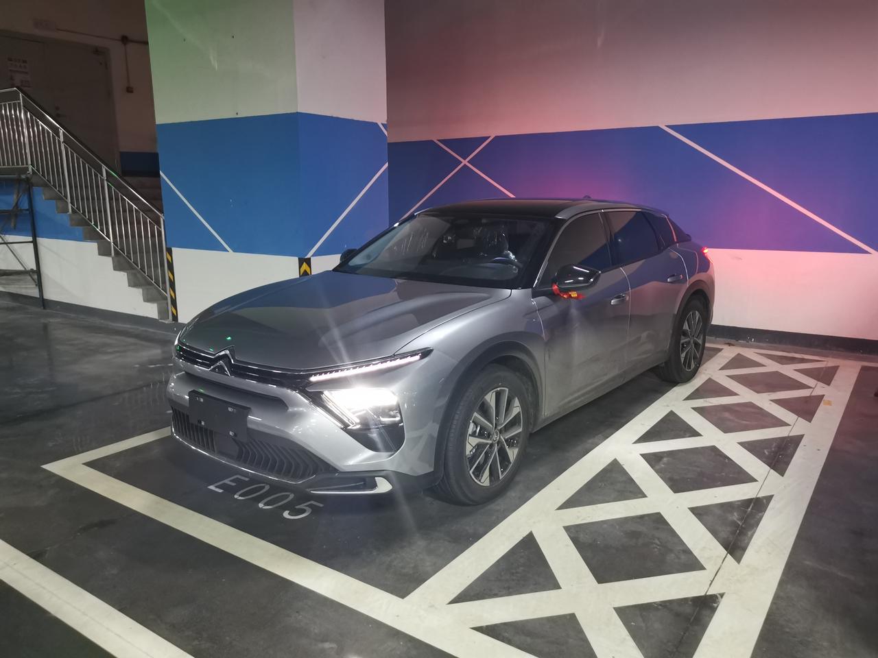 雪铁龙凡尔赛C5 X 2级车，18寸轮毂，提车两个月，才跑了1800公里，发现一个问题，高速上开启ACC巡航，长距离大弧