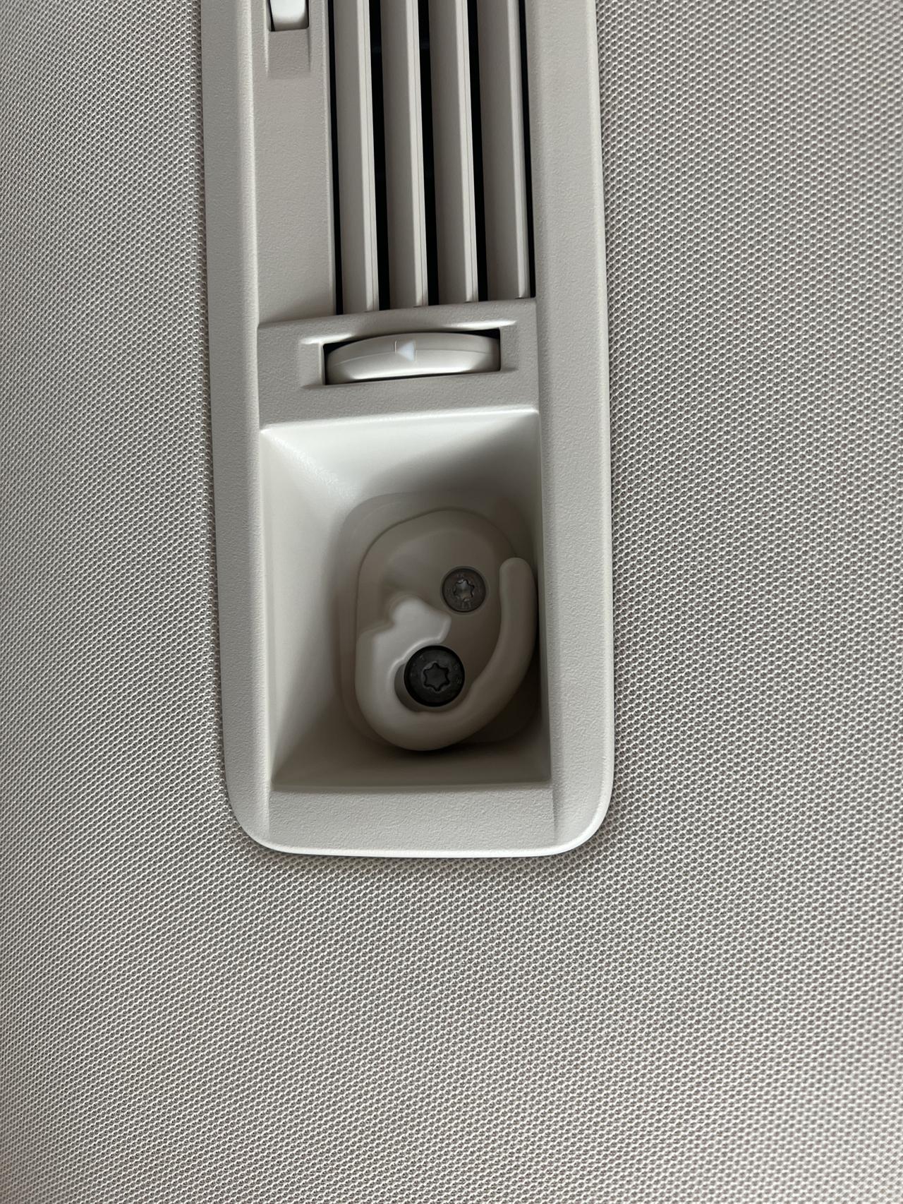 奔驰V级 朋友们能告知这玩意是干啥用的吗?第二、三排出风口边上那个东西 奔驰V级 朋友们能告知这玩意是干啥用的吗?第二、三排出风口边上那个东西