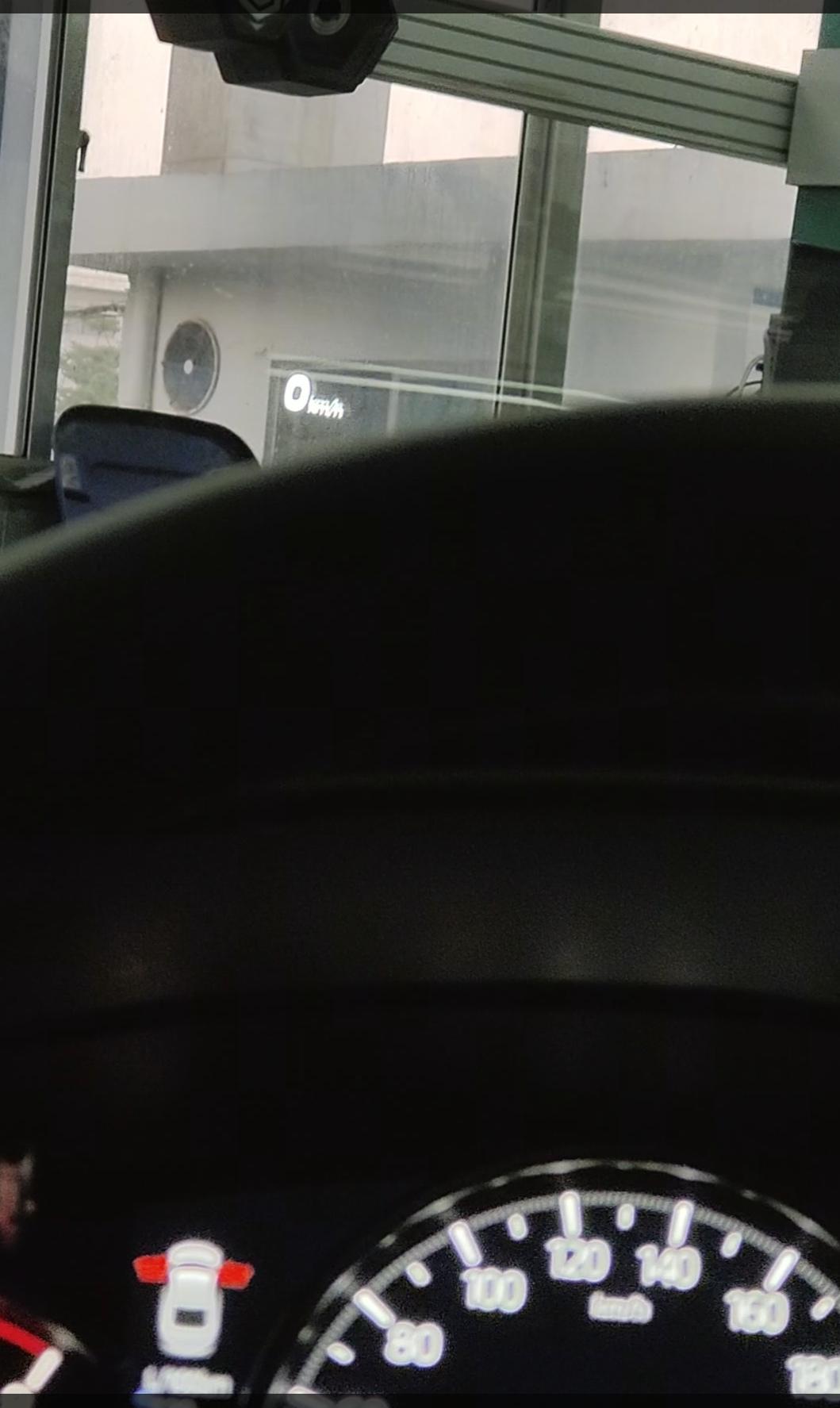 阿特兹21款尊崇，抬头显得躺着才能看到，圈内的大神知道原因吗？4s三个师傅看了好久都没找到原因试过中控调整各种高度都不行