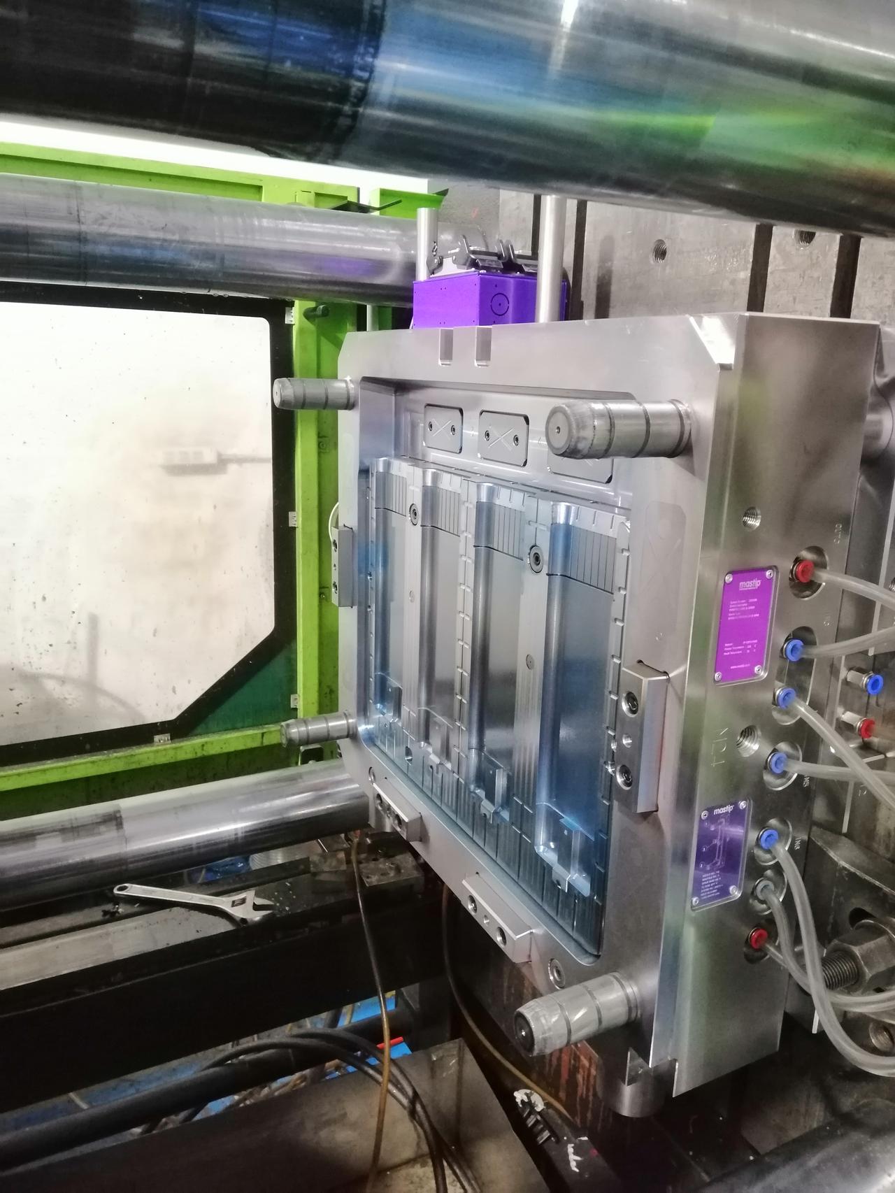 车友们有没有谁发现阿特兹在跑几百公里高速后，去加油发现油箱盖被气吸住了，打开时能明显听到吸气的声音，