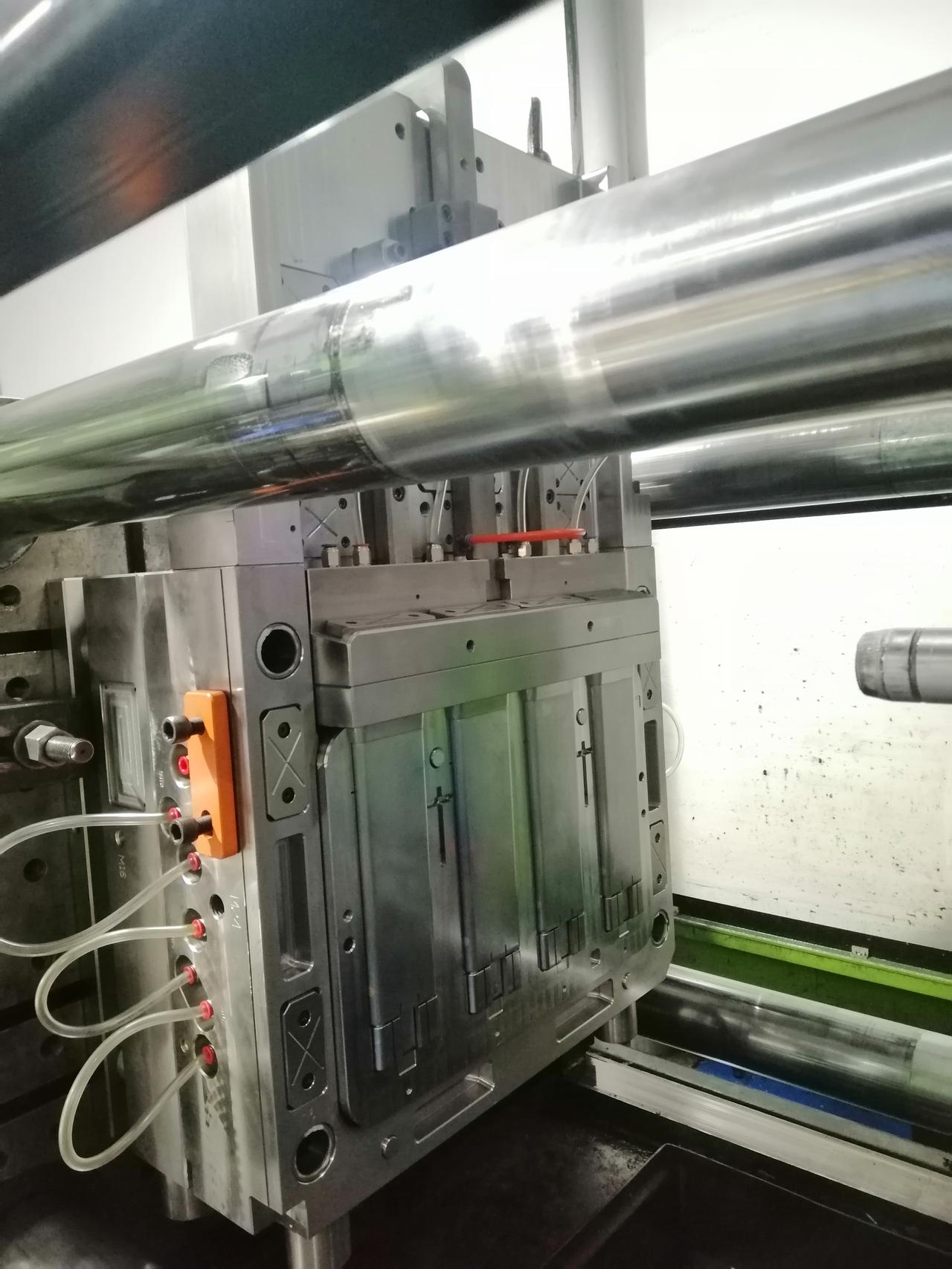 车友们有没有谁发现阿特兹在跑几百公里高速后，去加油发现油箱盖被气吸住了，打开时能明显听到吸气的声音，