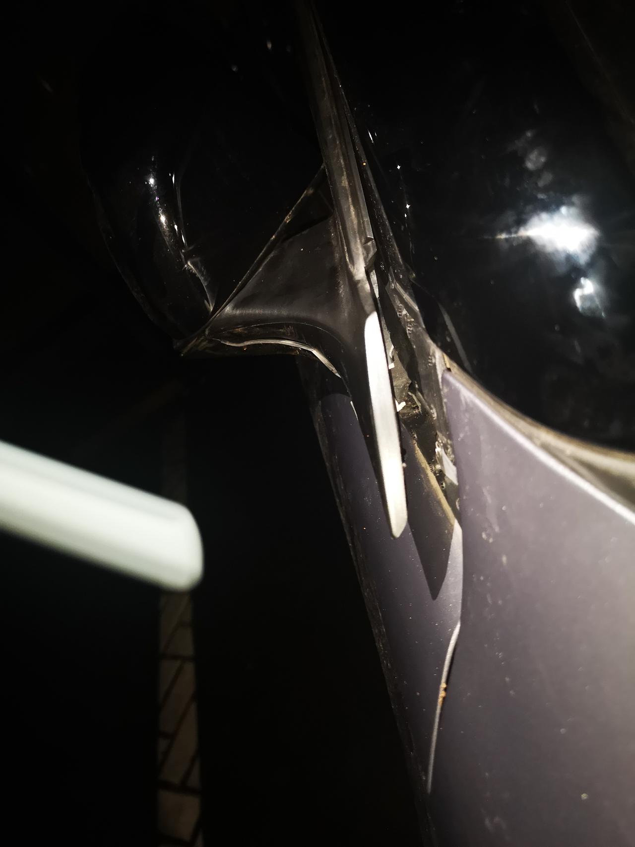 雪铁龙凡尔赛C5 X 后视镜被小路倒下的树给撞爆了，下面的壳子裂开，里面可以看到金属条也断了头部一点点。问4s店说需要更