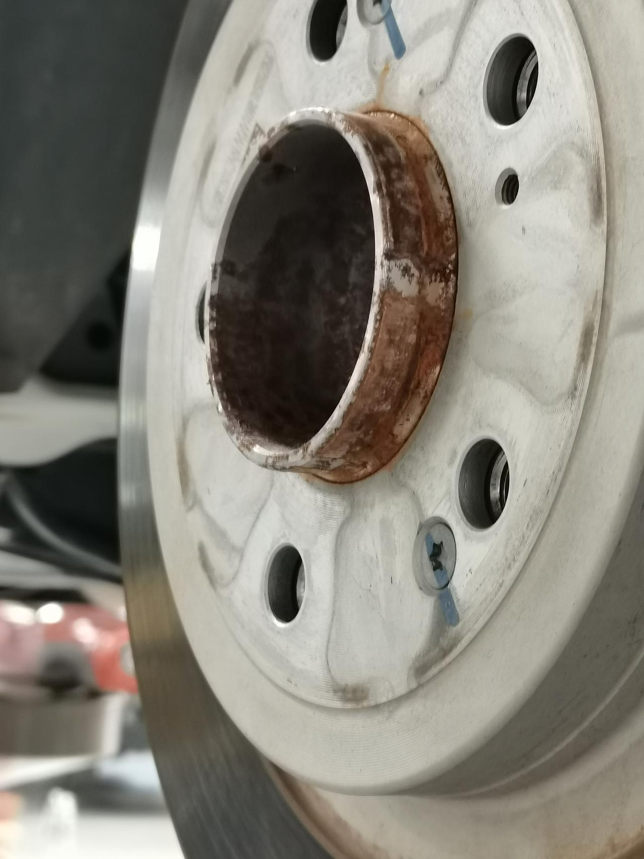 哈弗H6 不懂就问各位大佬这锈算正常吗？刚好一年