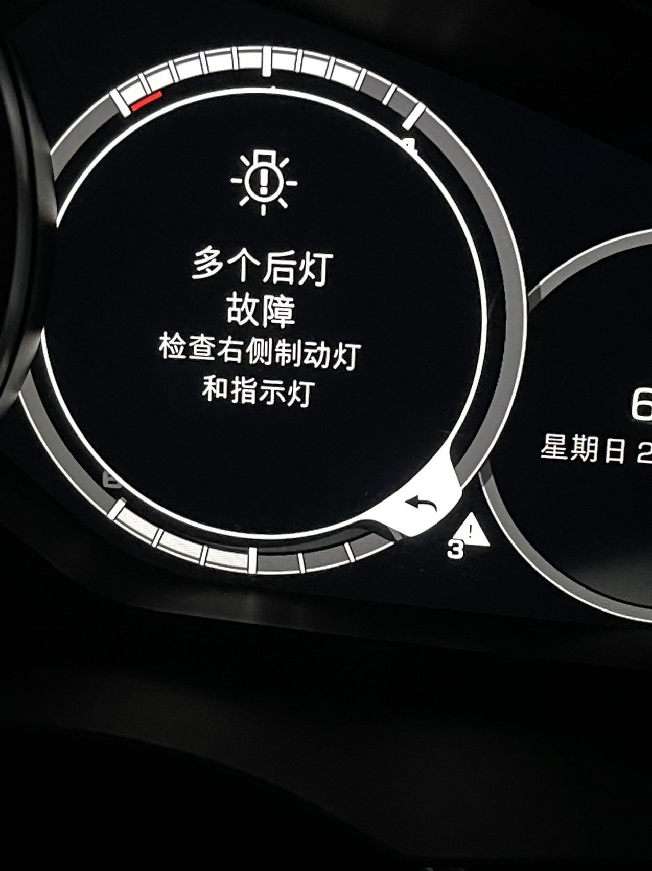 保时捷Cayenne 美规卡宴后备箱刹车灯到底亮不亮？车总报故障码，电脑检测是短路，线路拆下来查了一遍没有问题。