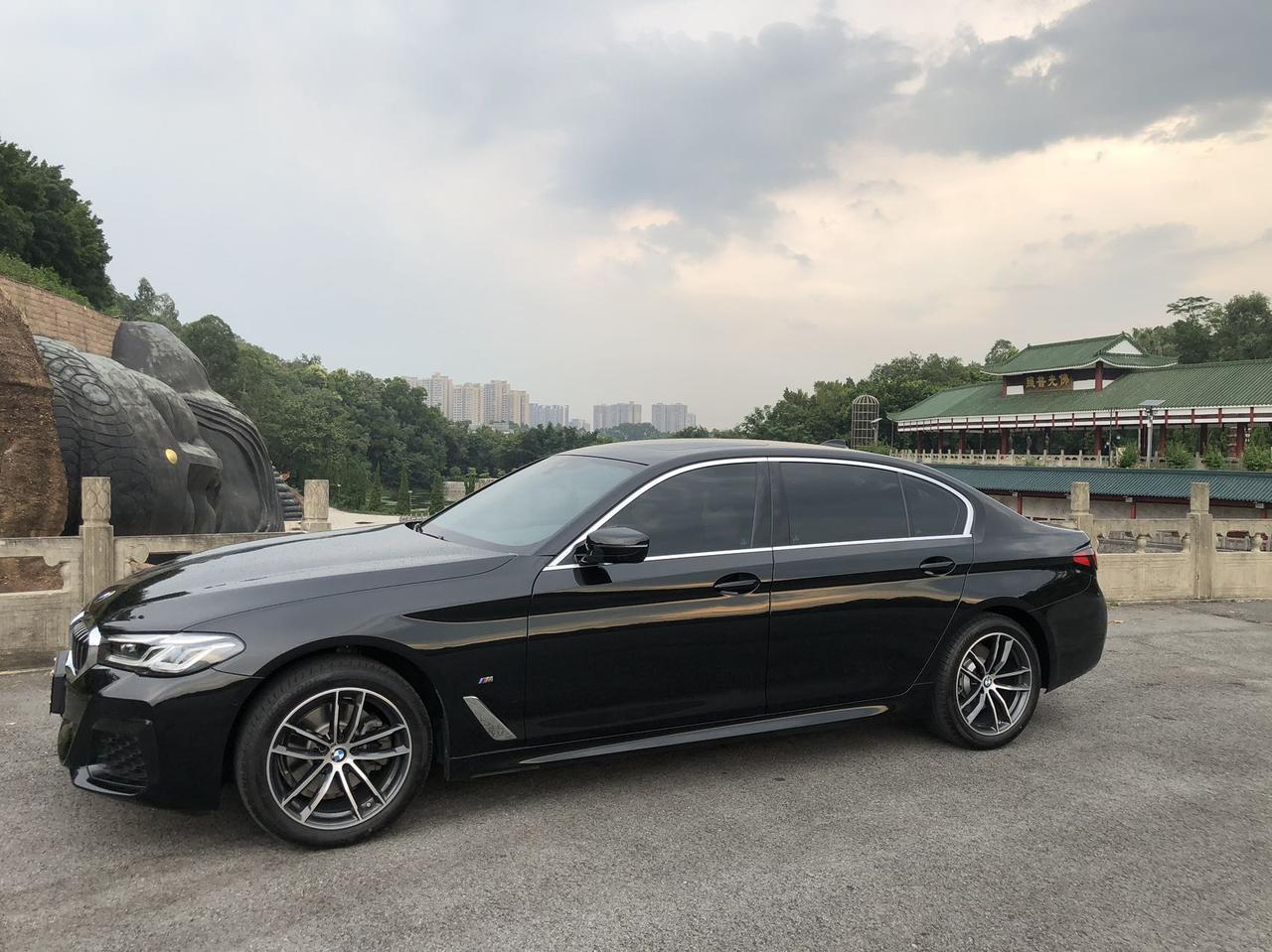 宝马5系 21款525li运动2.5万公里还能卖多少？后悔一年了，老觉得动力差点意思，想把525卖了置换个530行政有必
