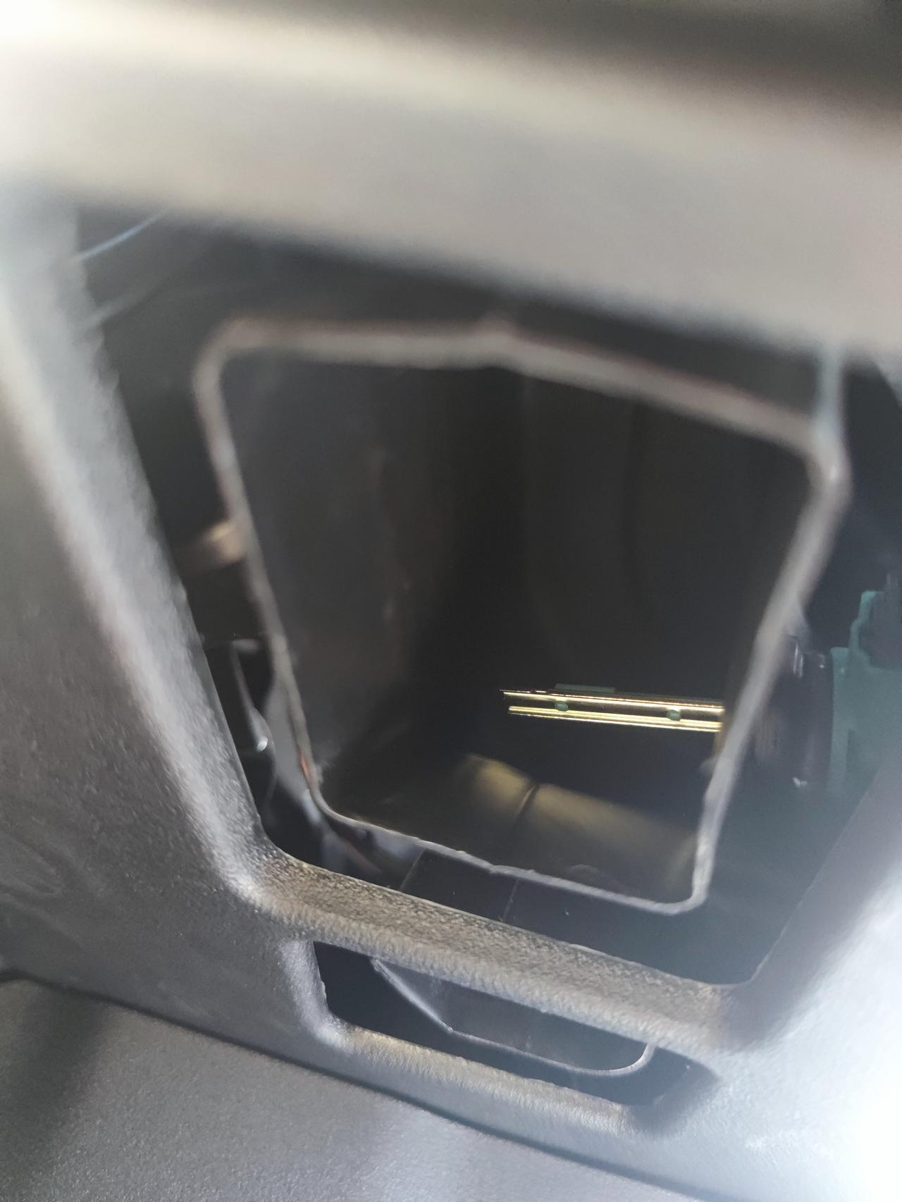 吉利星越L 兄弟们有知道主驾驶加下吹风中间那个洞出来的这个是什么吗？我现在在一开吹脚它就被吹得嘶嘶响安的还挺牢动都动不了