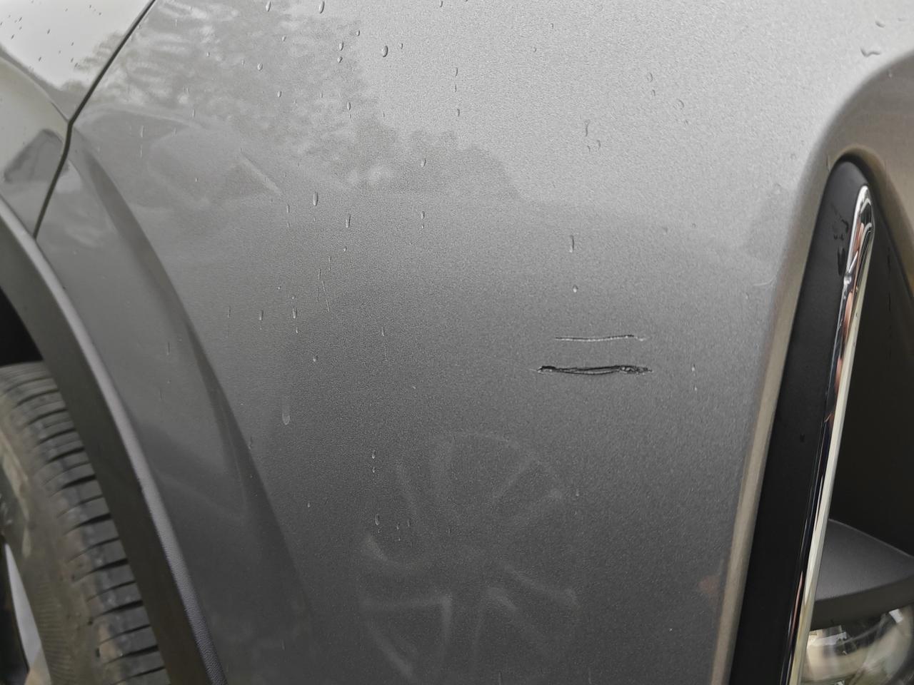 哈弗H6 去洗车才发现，不知道什么时候被刮了还比较深。有什么办法能抢救一下。
