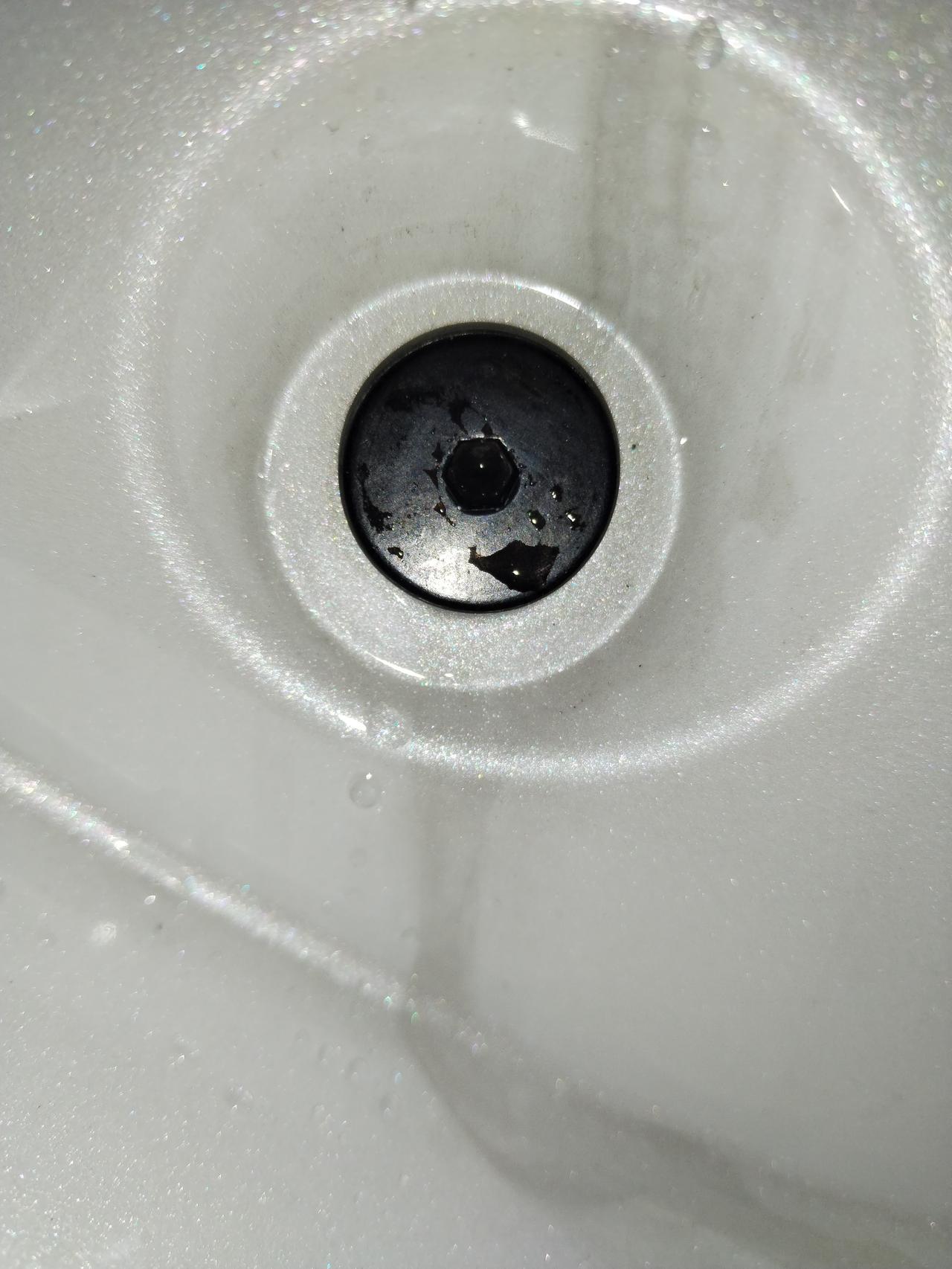 哈弗H6 有没有大哥们看看你们的后备箱里面的两个螺丝有没有掉漆宁过的痕迹