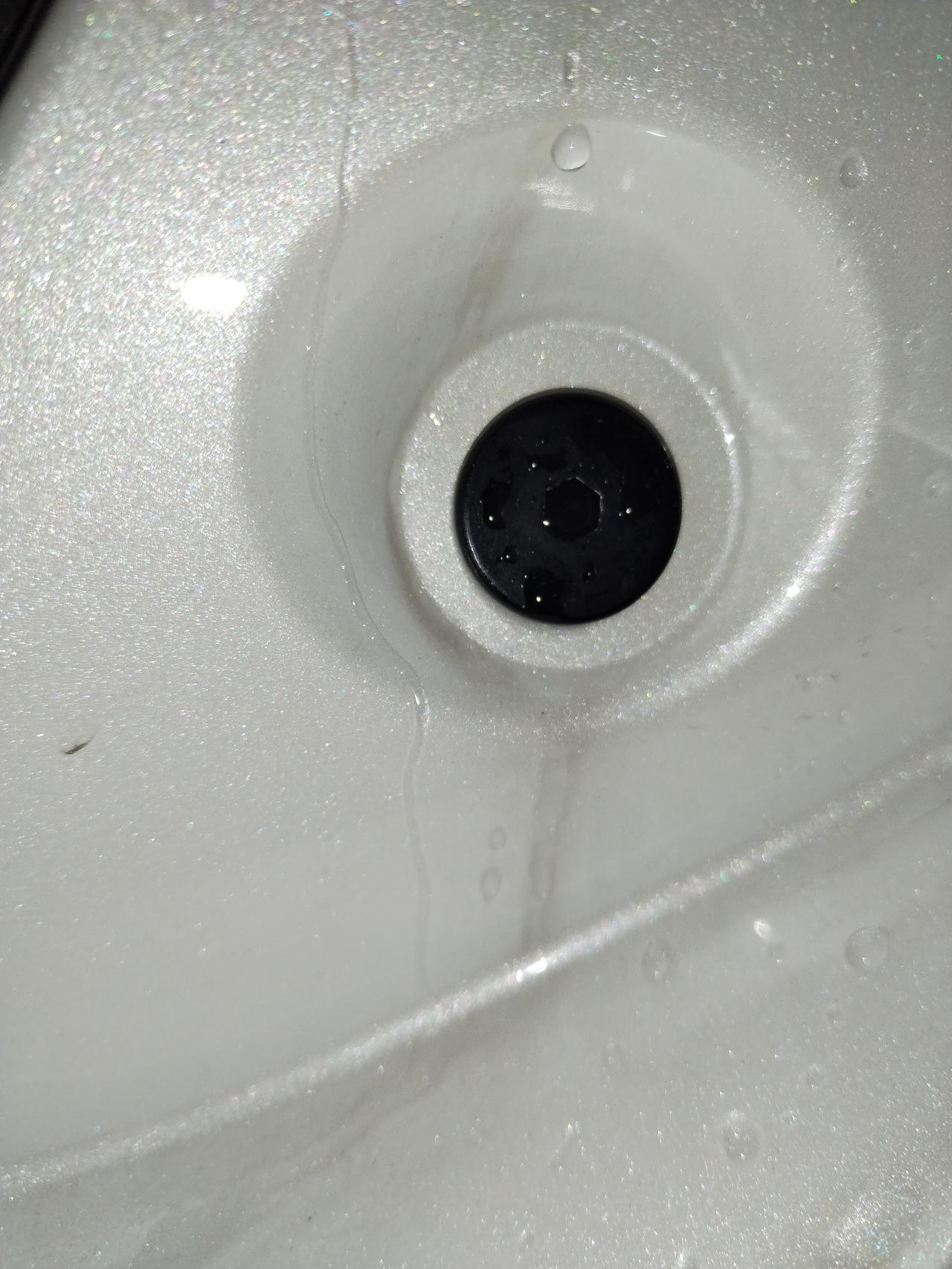 哈弗H6 有没有大哥们看看你们的后备箱里面的两个螺丝有没有掉漆宁过的痕迹