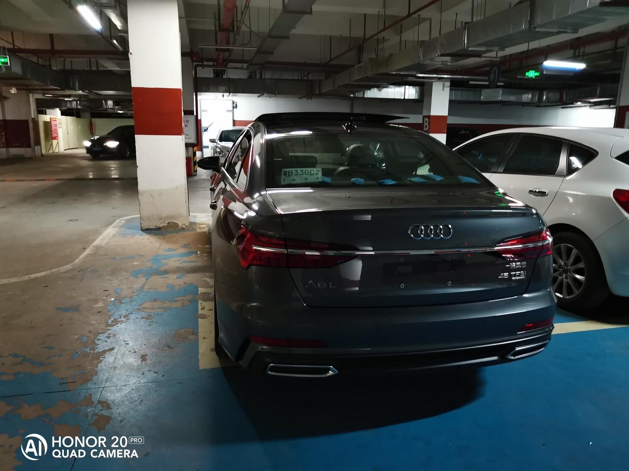 奥迪A6L 最近刚刚提了A6L四驱，动感，天云灰，想改个颜色贴个车衣，加个氛围灯，哪位大神知道那家贴车衣是技术好，地标深
