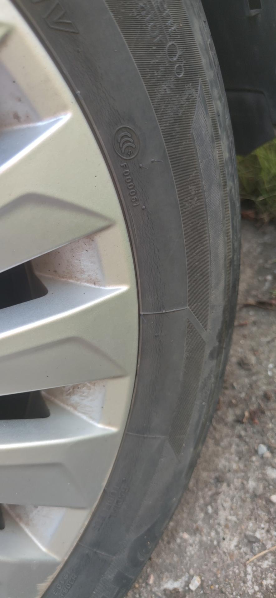 大众朗逸 三年的车，两万公里㎞ 车胎侧面出现这种裂纹需要跟换新胎吗？求大佬指导