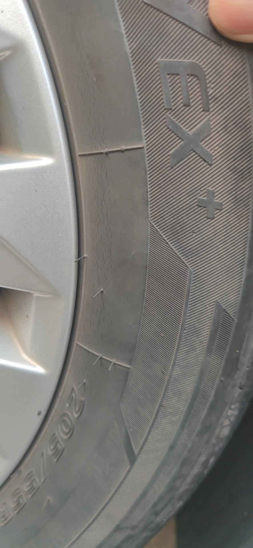 大众朗逸 三年的车，两万公里㎞ 车胎侧面出现这种裂纹需要跟换新胎吗？求大佬指导