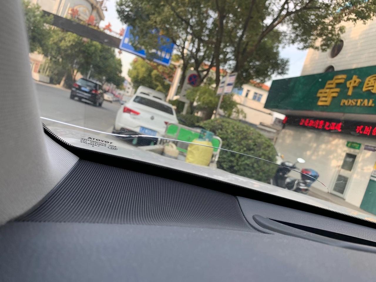 丰田凯美瑞 在高速上，前挡风不慎被石子崩了一下，裂开了，没有玻璃险，请问换一块玻璃算上工时费一共多少钱，4s给我报300