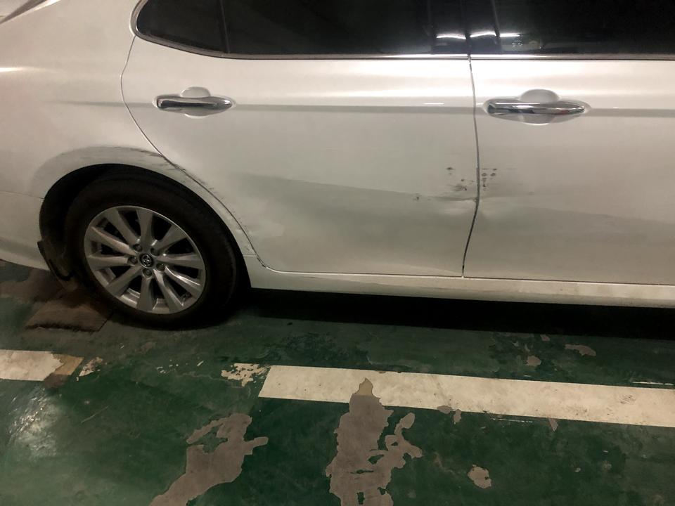 丰田凯美瑞 走限宽门 没注意 被石墩子把车门刮了个凹痕 一般怎么处理呀？