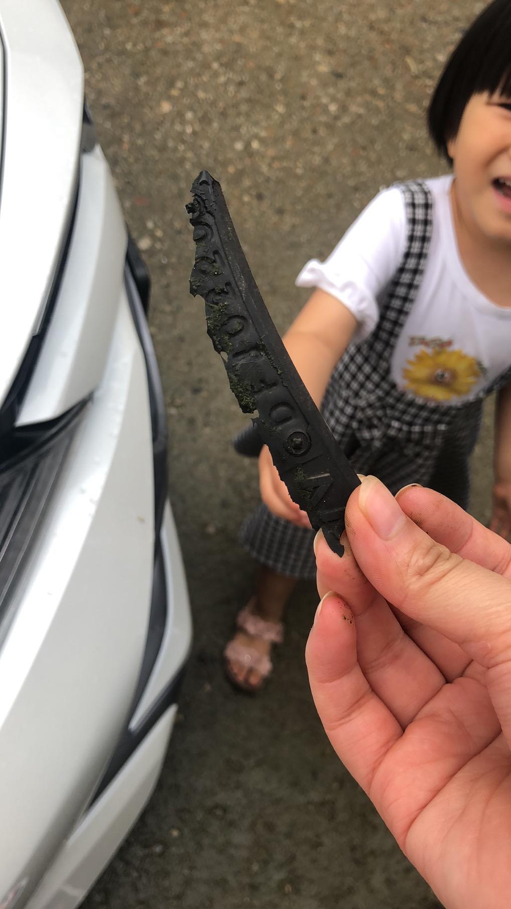 丰田凯美瑞 新手小白，开回来第三天就撞马路牙子了问一下车友，这厉害吗，有必要报保险么