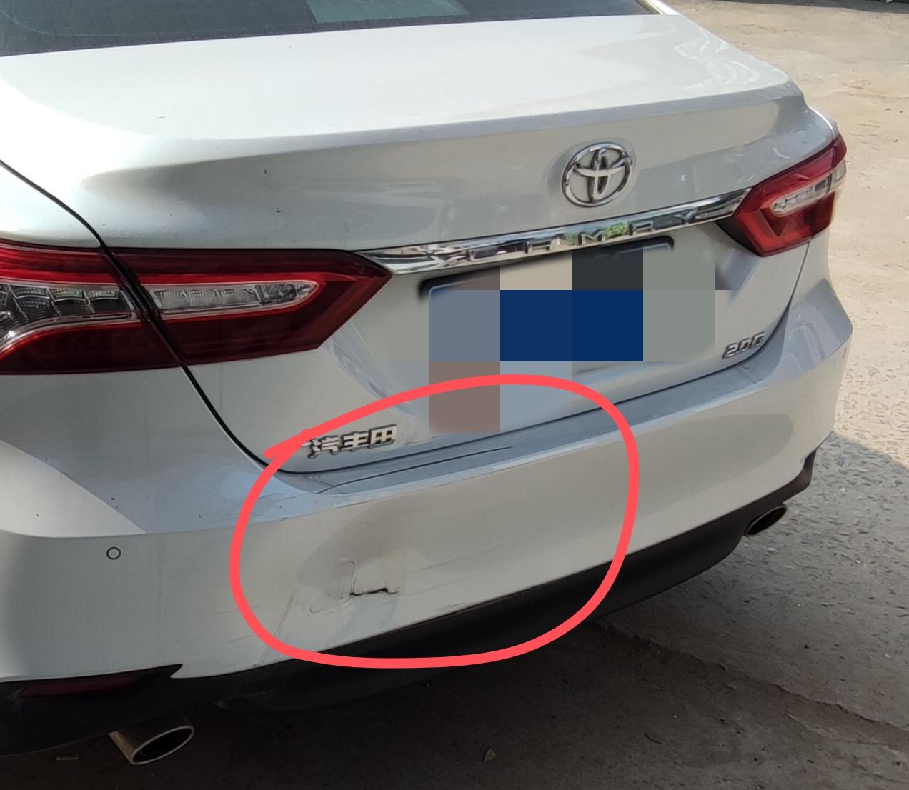 丰田凯美瑞 后保险杠撞裂了，一条裂缝一个坑，要不要走保险？是换还是修补？