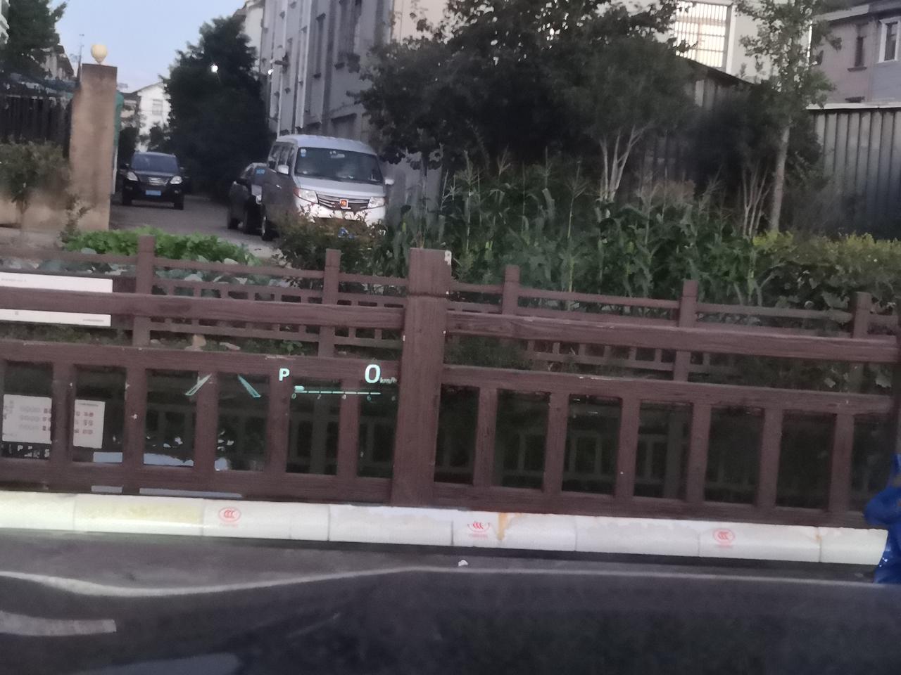 丰田凯美瑞 前玻璃上的光怎样去掉？