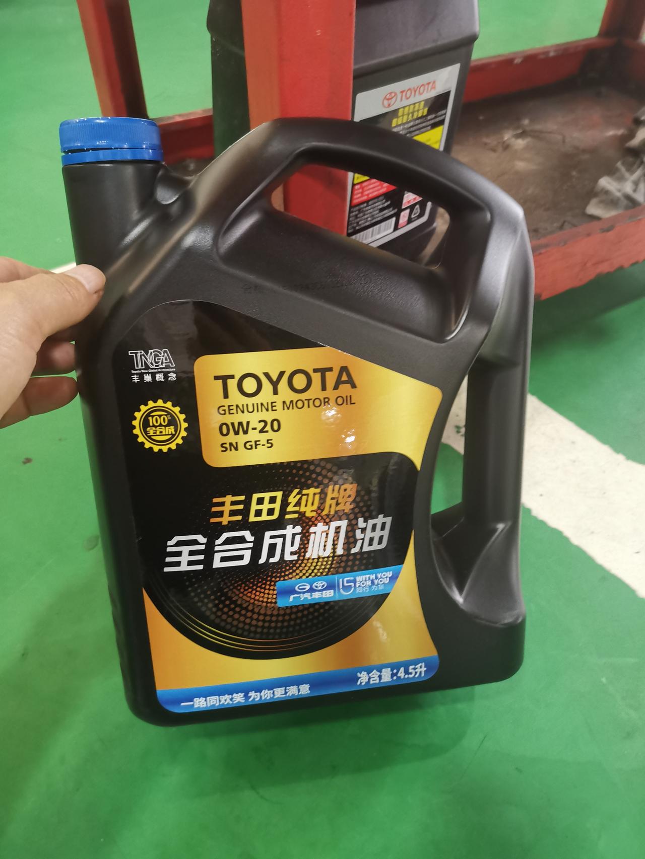 友友们，问一下你们在4S店保养换的机油是这种不？我的是凯美瑞2.5的。