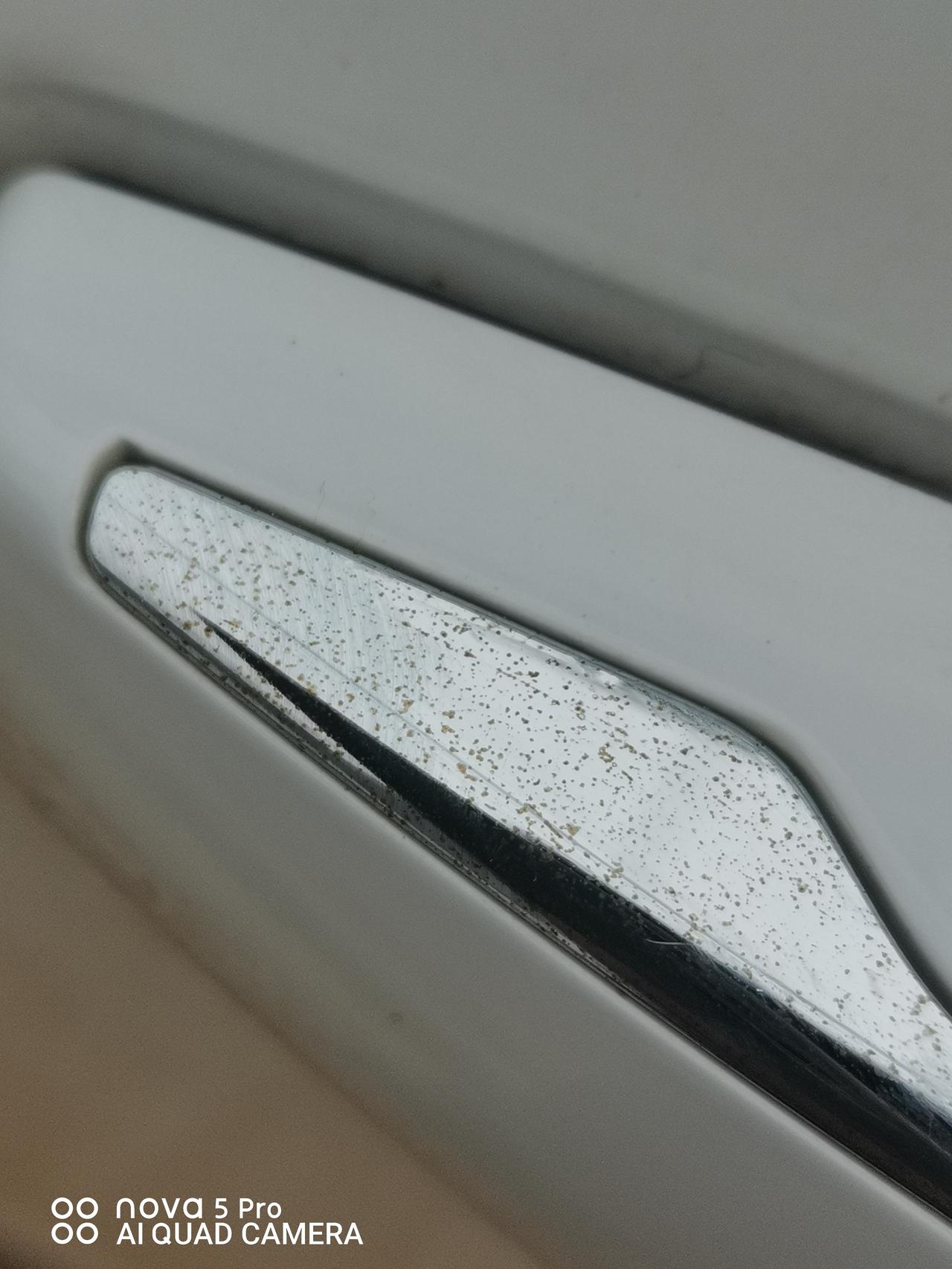 吉利帝豪 下了几场雪就成这样了，这咋处理？还没过保