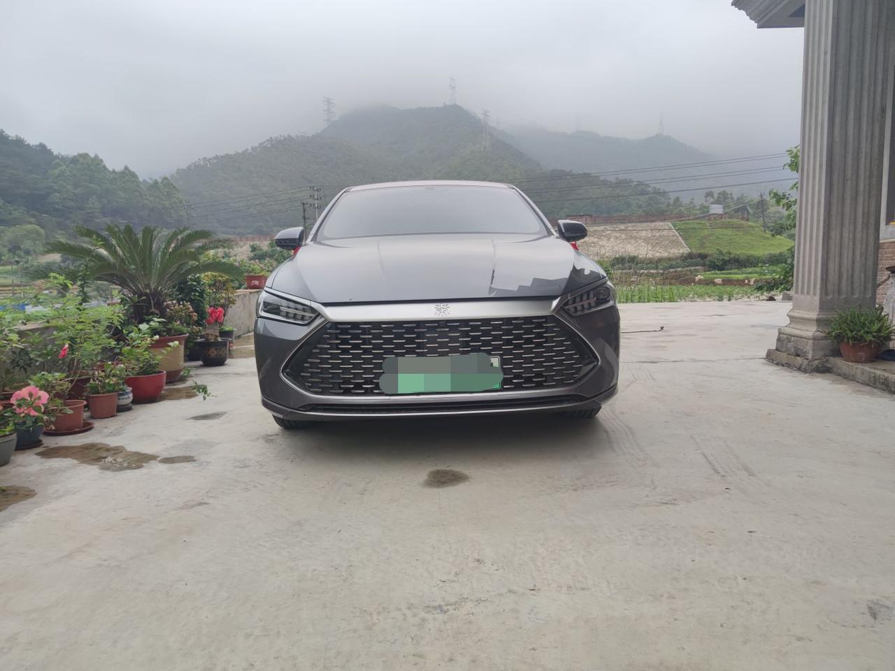 比亚迪秦PLUS DM-i 提车了5月2号下定金，5月21号提回来，买的是丐中丐，落地11.8，比老哥们应该贵了不少，因