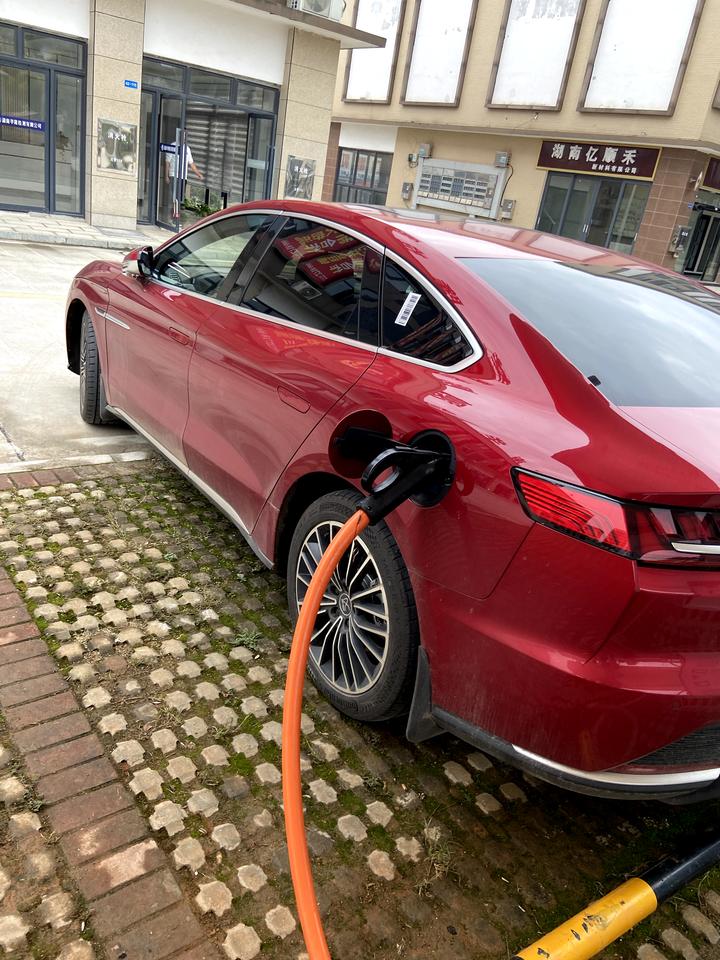 比亚迪汉EV 汉ev 180kw的充电桩  50%的电去充 充电功率只有60kw 正常吗