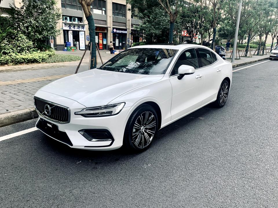 沃尔沃S60 4S店送的脚垫味道太大了，想自己买一套。求车友们推荐用过的比较好的脚垫。没有异味！没有异味！没有异味！