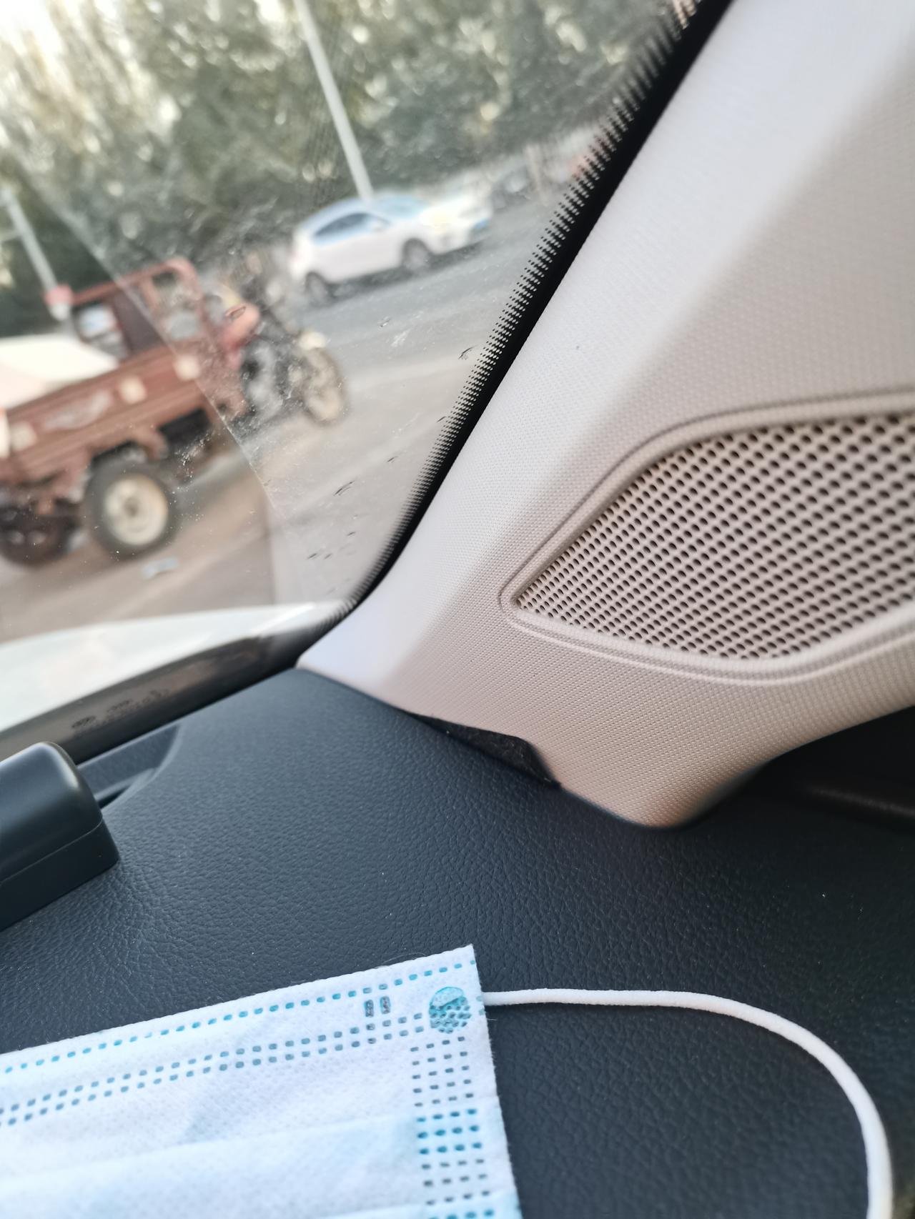 大众宝来 副驾驶这是什么东西，以前没有 。突然听到砰一声，有了那个东西。主驾驶就没有  还有就是过个小坡就听到工作台有异