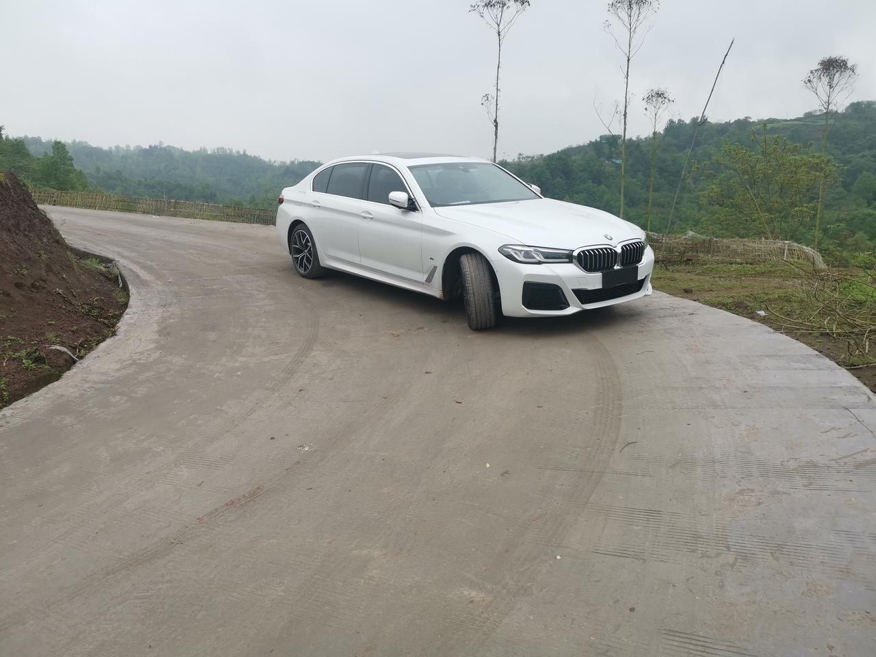 宝马5系 2021款530L尊享运动到底有没有主动刹车哦，