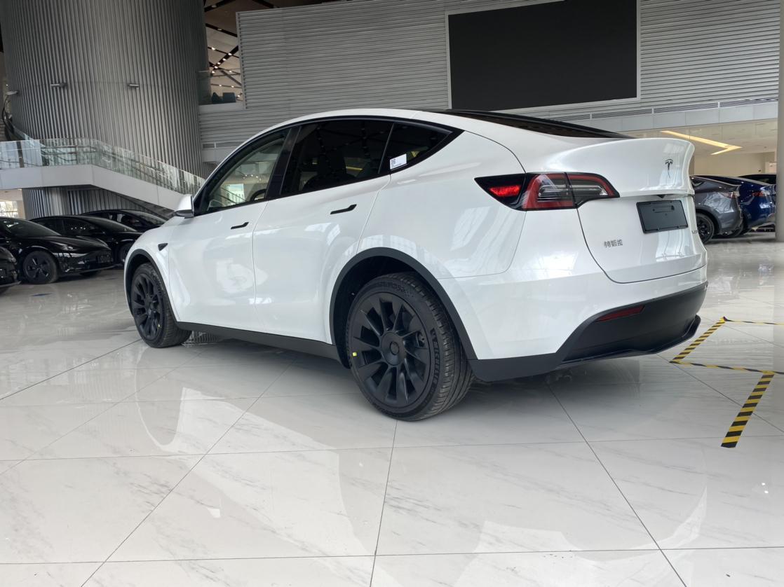 特斯拉Model Y 20寸轮毂的转弯半径和19寸一样么？这个问题有点难，我估计没人能回答上来。