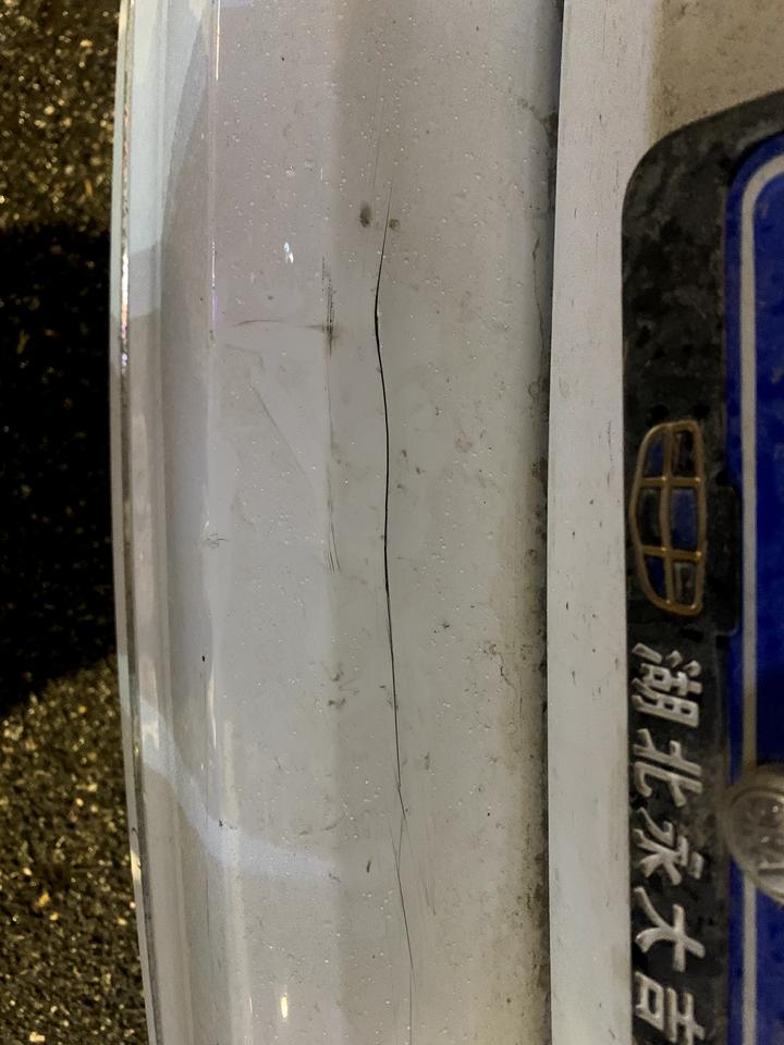 吉利帝豪 我8月买的车，昨天倒车撞了，4s说要1000 这个需要报保险吗？