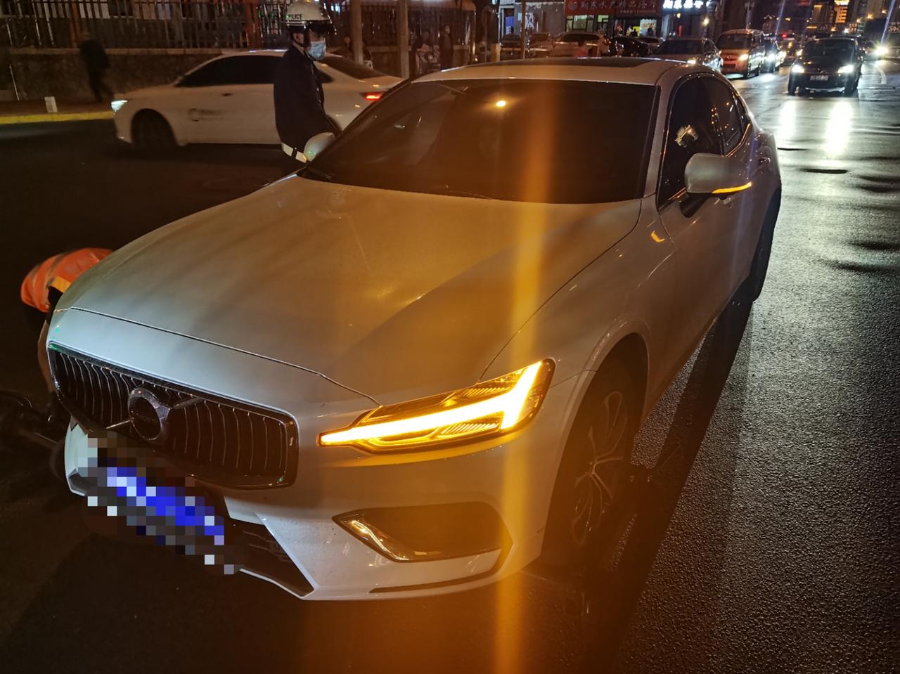 沃尔沃S60 今年1月份买的新车，到5月7号行驶了3800km，5月7号下午五点在车流量大的市中心，起步大概走了15米到