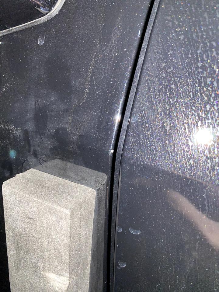雪佛兰迈锐宝XL 好哥哥们，昨天提的新车2.0锐动版黑色，今天擦车时发现前盖有划痕，和擦不干净的污渍，主驾门边有一小块掉