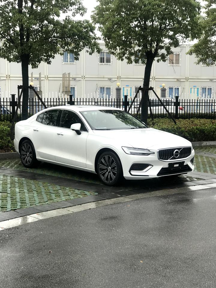 沃尔沃S60 刚提的21款 s60 智远，开了一周，怠速排气一直嗡嗡的声音 非常压耳 ，关窗子也有 开着窗子真的受不了，