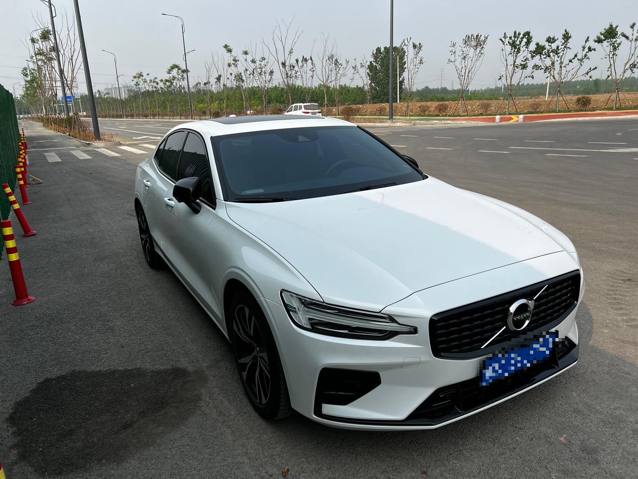 沃尔沃S60 圈里有没有车主改氛围灯的，求效果图。总感觉现在的氛围灯没内味儿。