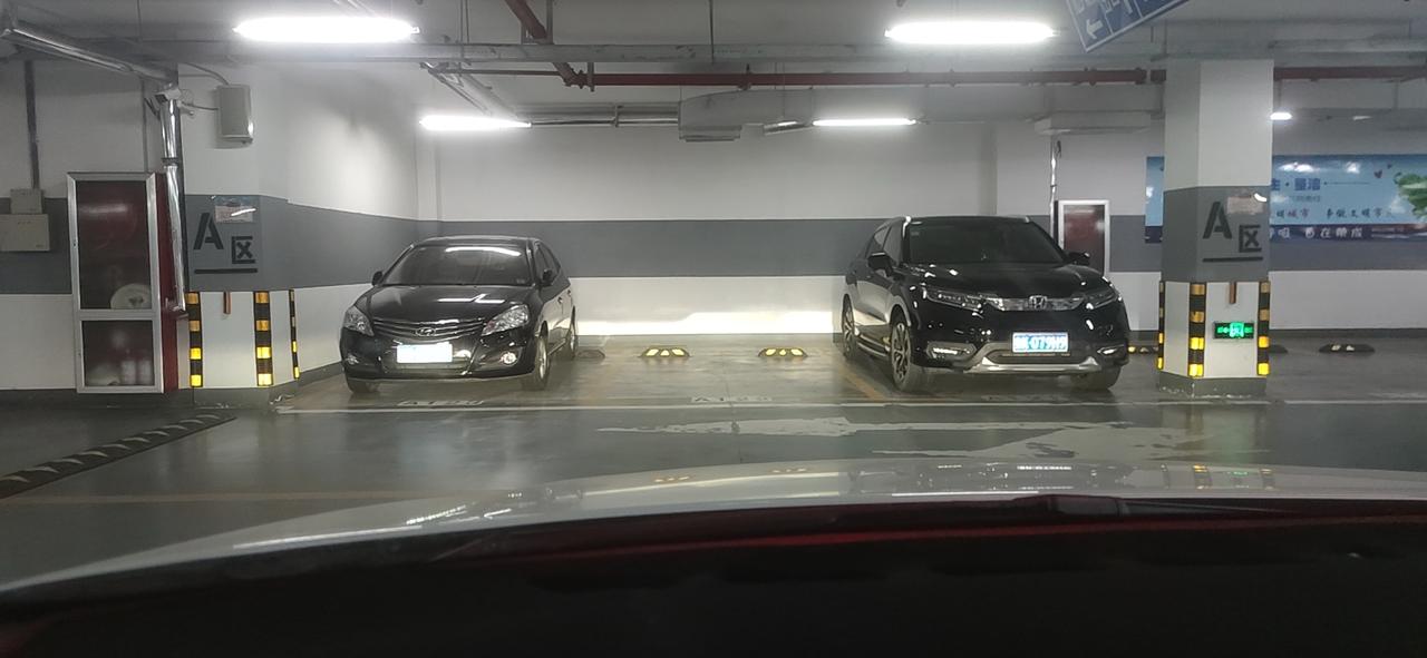 你们的逸动plus旗舰车灯没问题吗   我这是怎么回事提回来就这样是不是两个灯不一样高？