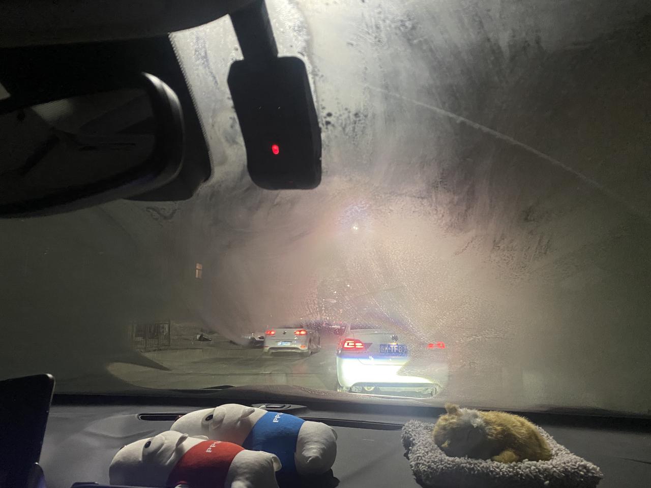 雪佛兰迈锐宝XL 迈锐宝xl  在跑高速的路上，冬天室外温度降到0度以下，前挡风玻璃迅速起雾，大家是怎么解决这个问题了？