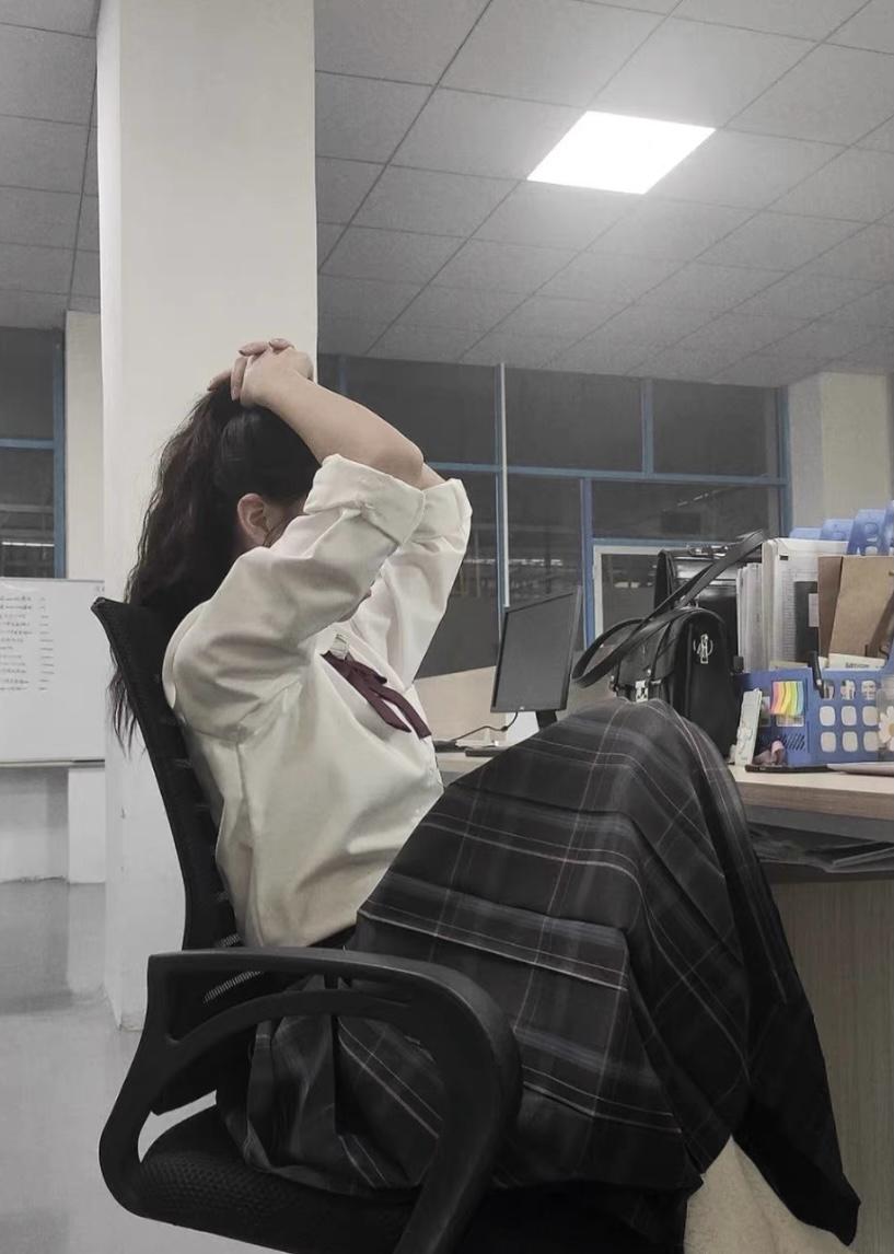 吉利帝豪 有人买金色吗？这么久了一直也没有见到实?