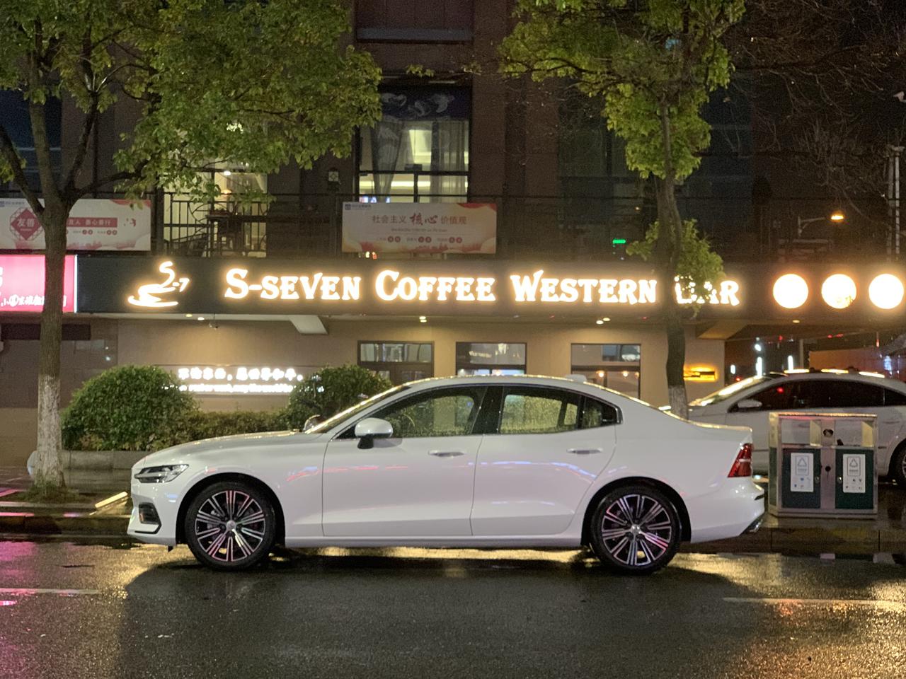 沃尔沃S60 22款S60智远，开自动驻车等红绿灯，红灯结束后踩油门车辆没反应。重启后问题解决，新车才开600km，就遇