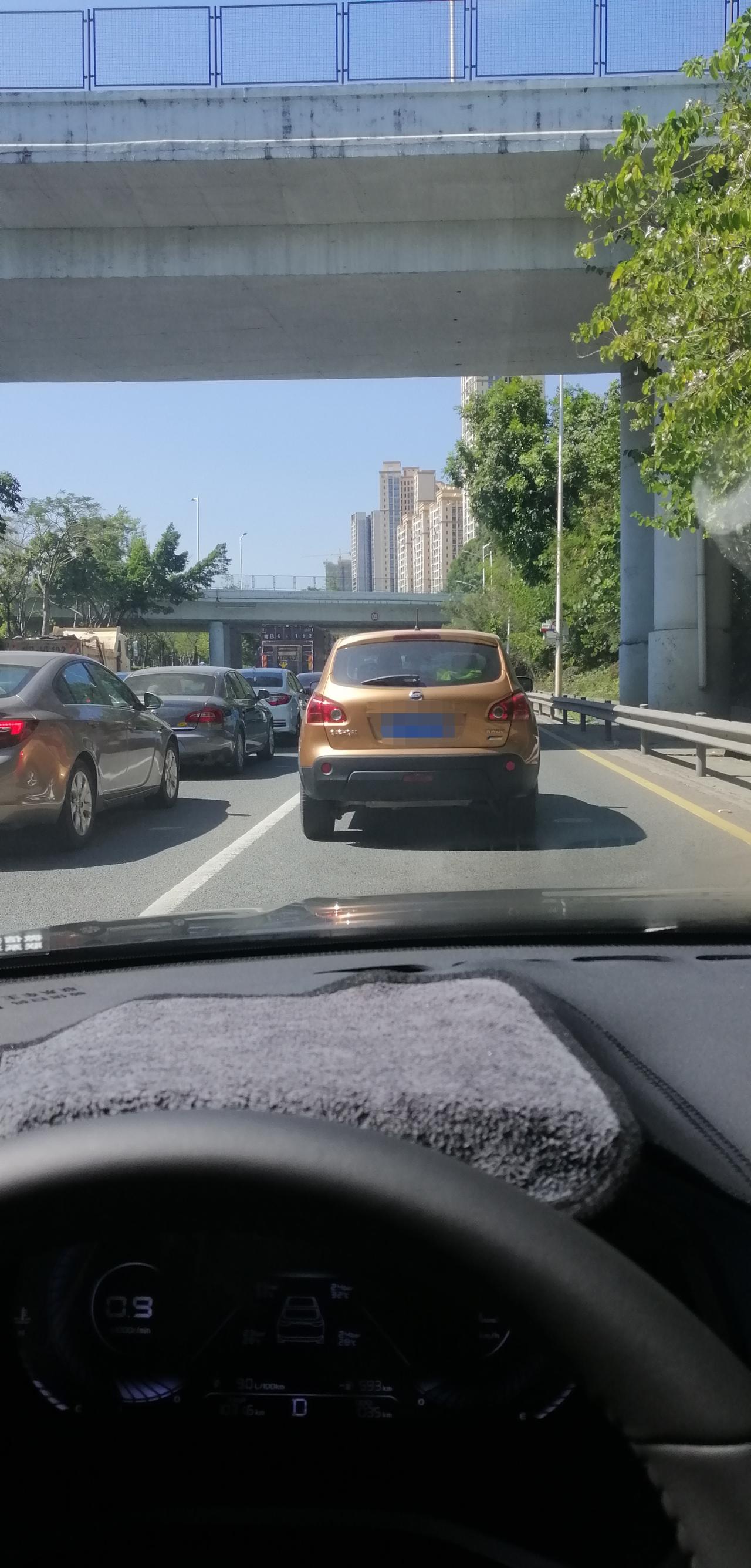 为什么我的刹车总是发硬踩不动？！今天去东莞上牌，堵车行驶缓慢，我挂D挡等车流动，开了自动驻车，踩停之后就松掉刹车了，过了