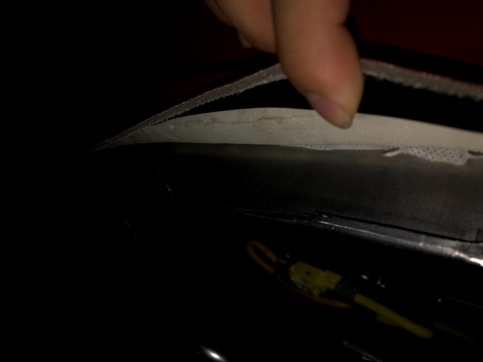 长安逸动 尊贵主驾跟副驾座椅底下不一样 副驾是包着的 主驾却没有 是中奖了吗？