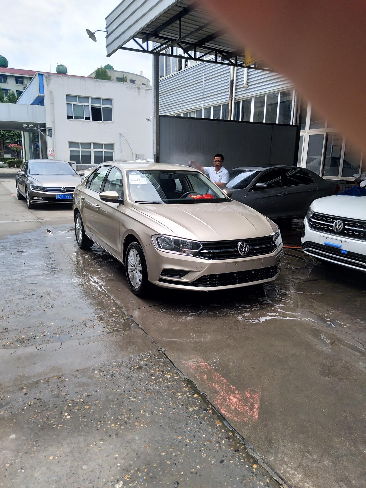 裸车68300，宝来传奇1.5手动时尚，加买了1299厂家双保，保险花了共6200包含买了3年盗抢险1800被强行购买的