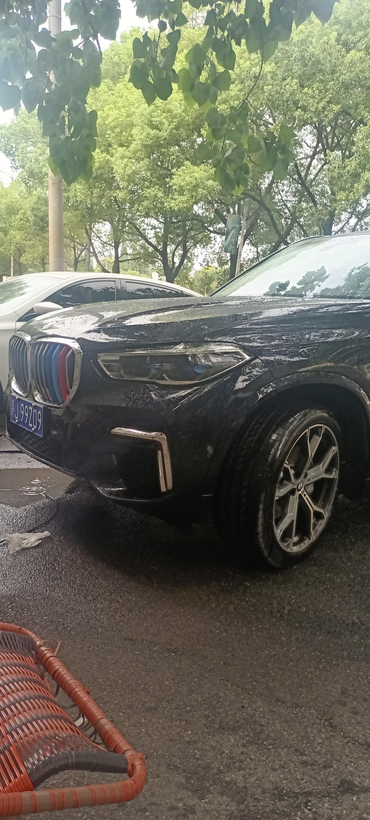 宝马X5 40i运动无选装，请问要不要去装个行车记录仪？4s店说有行车记录仪，但是要撞的严重才会触发