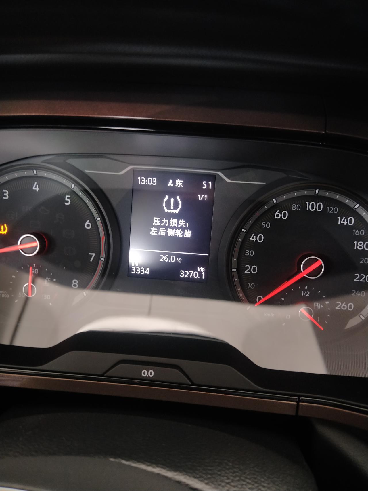 大众途岳 今天去加满油，然后跑了十多公里，就这样子了打电话给售后，他说让我看一下轮胎有没有汽是不是扁的。充足的话车辆点一